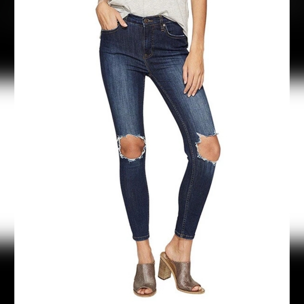 Free People Busted Knees Skinny Jeans. Size 28 (M4)